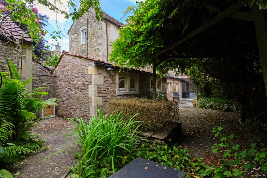 Property photo 2 of 14 Courtyard