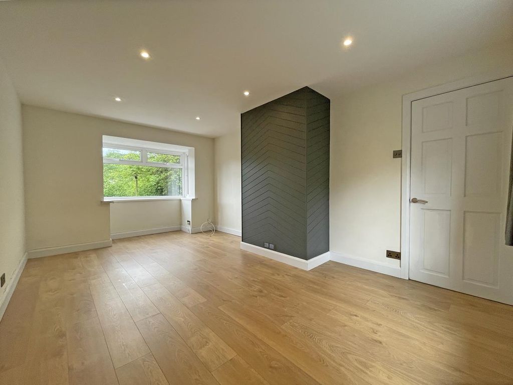 Property photo 3 of 21 Delamere Road 86 - Lounge Front.Jpg