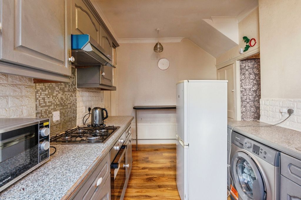 Property photo 2 of 11 Kitchen