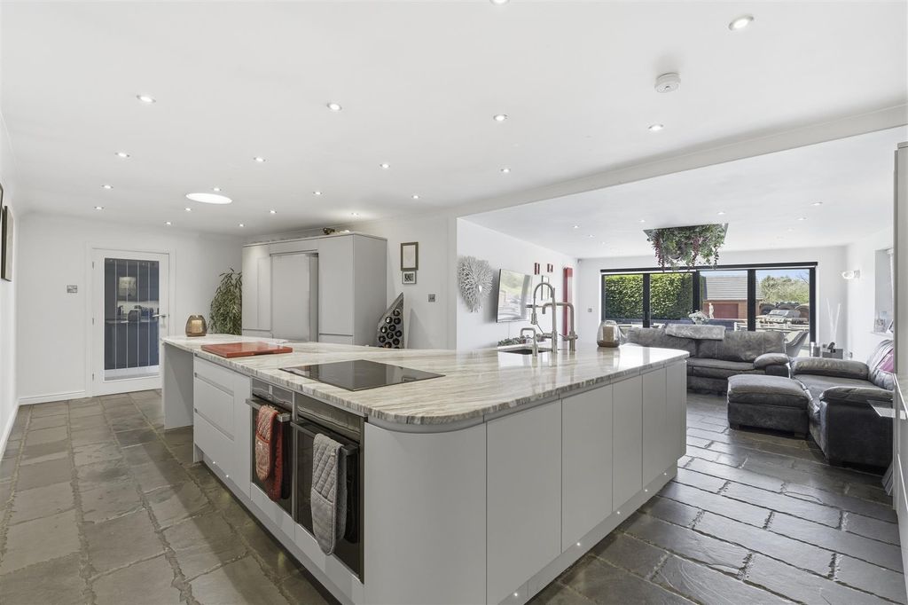 Property photo 2 of 42 Worsleycourt-17.Jpg