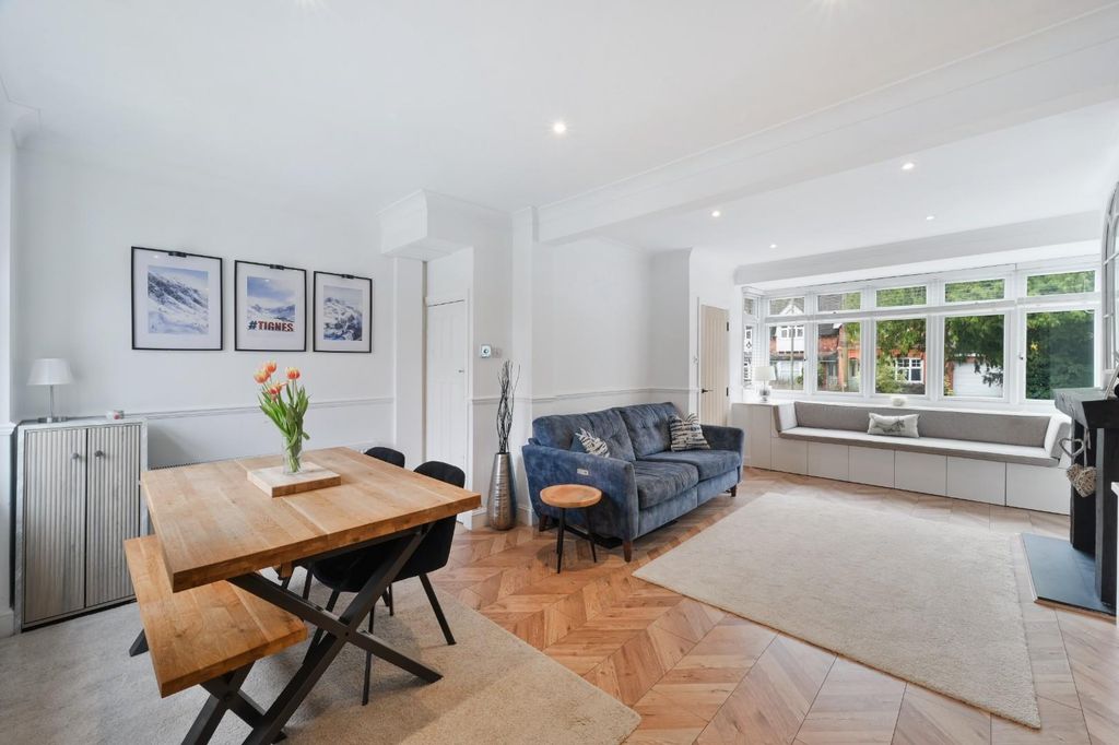 Property photo 2 of 16 Ashurst Road