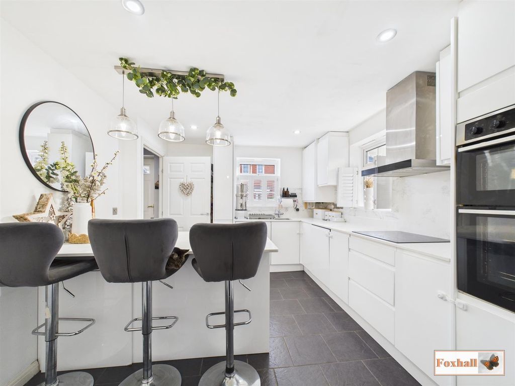 Property photo 1 of 18 Kitchen / Breakfast Area