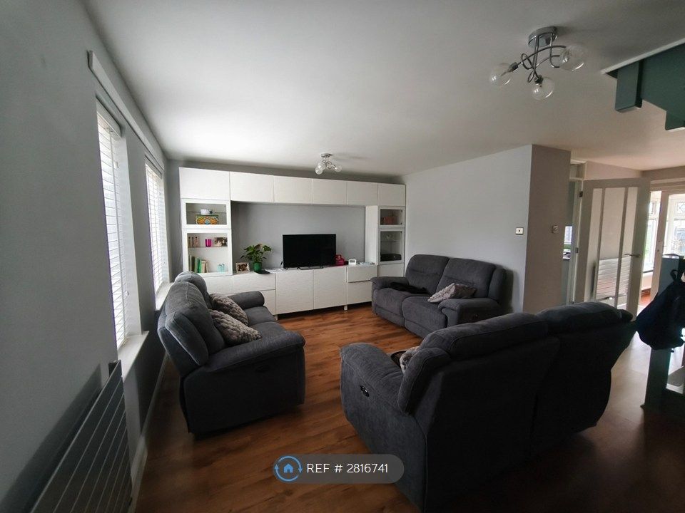 Property photo 1 of 10 Living Room