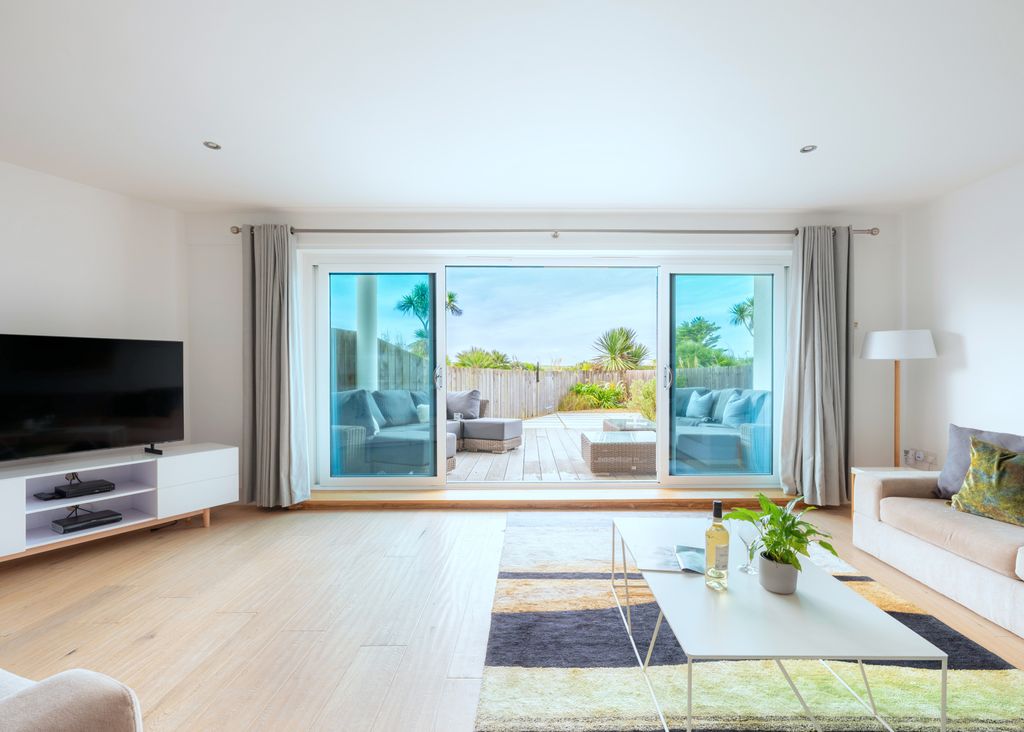 Property photo 1 of 27 Apartment 06, St Moritz Hotel