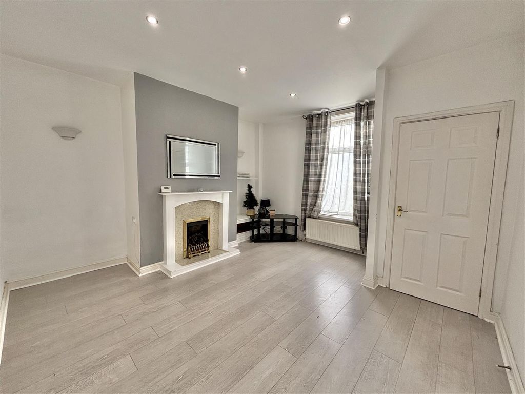 Property photo 2 of 11 Lounge