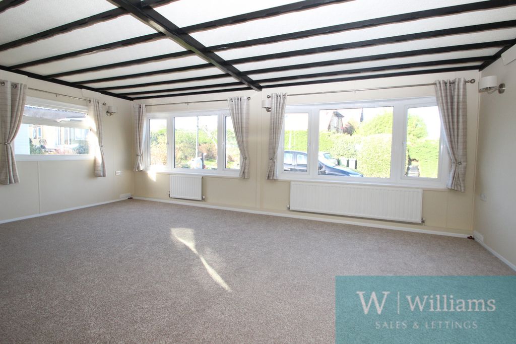 Property photo 3 of 11 Lounge