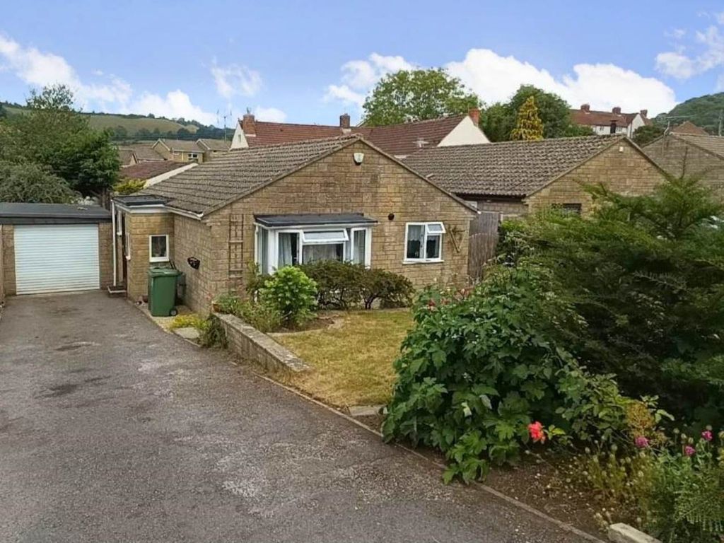 Property photo 1 of 9 6 Jays Mead New Front