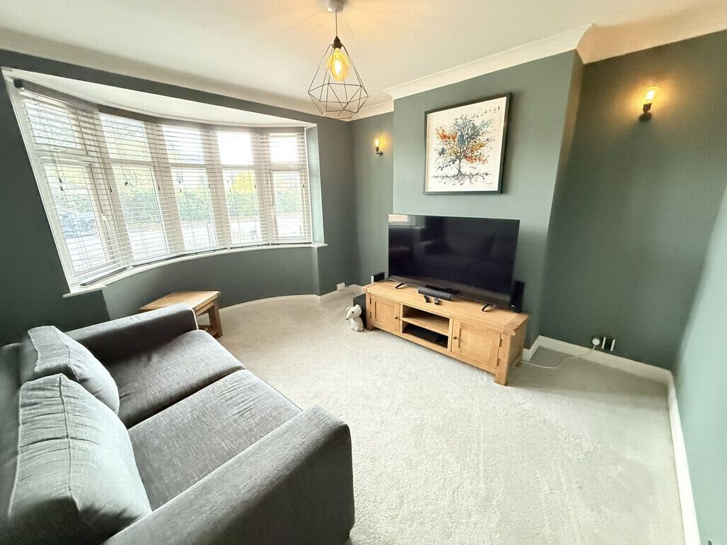 Property photo 2 of 11 Lounge