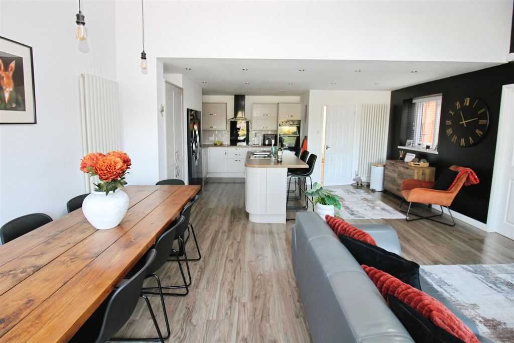 Property photo 3 of 22 Day Room/ Fitted Kitchen