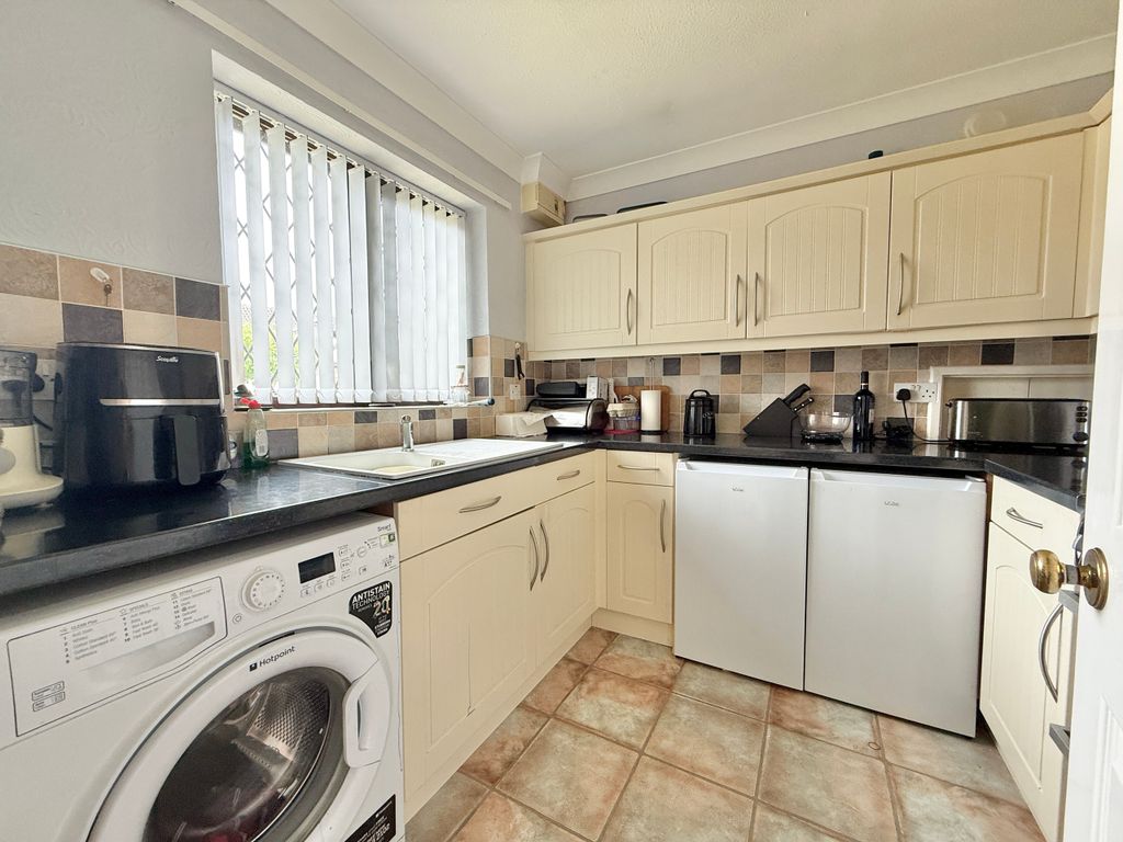 Property photo 2 of 21 Kitchen