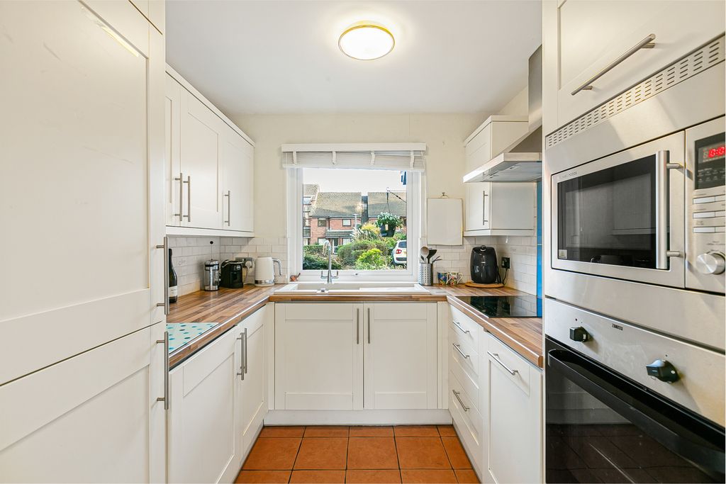 Property photo 3 of 19 Kitchen