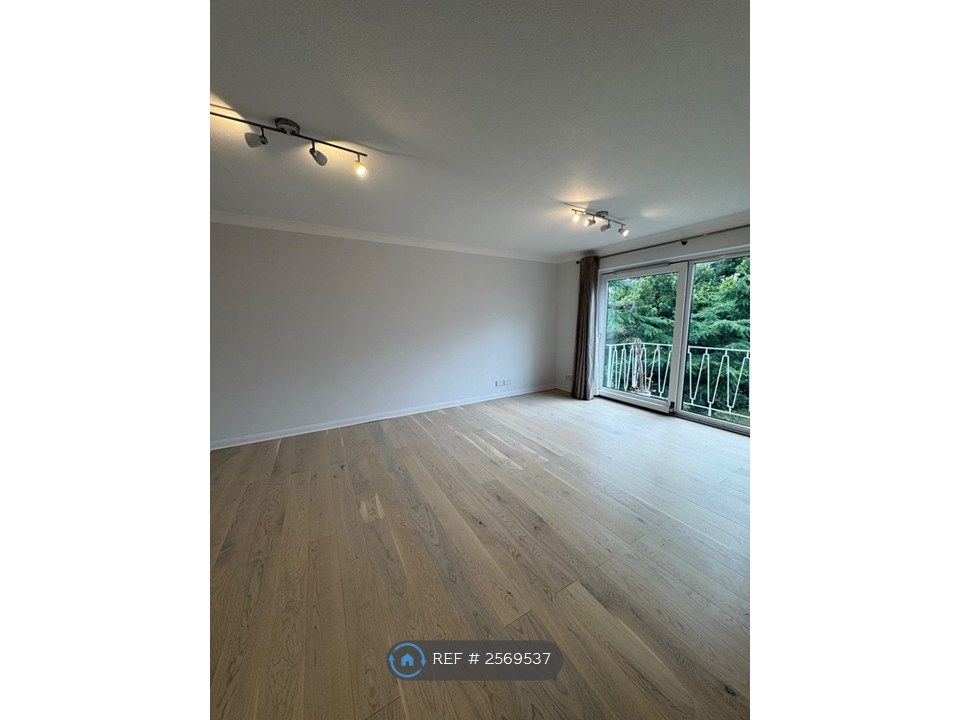 Property photo 1 of 7 Living Room And Balcony, Overlooking The Park
