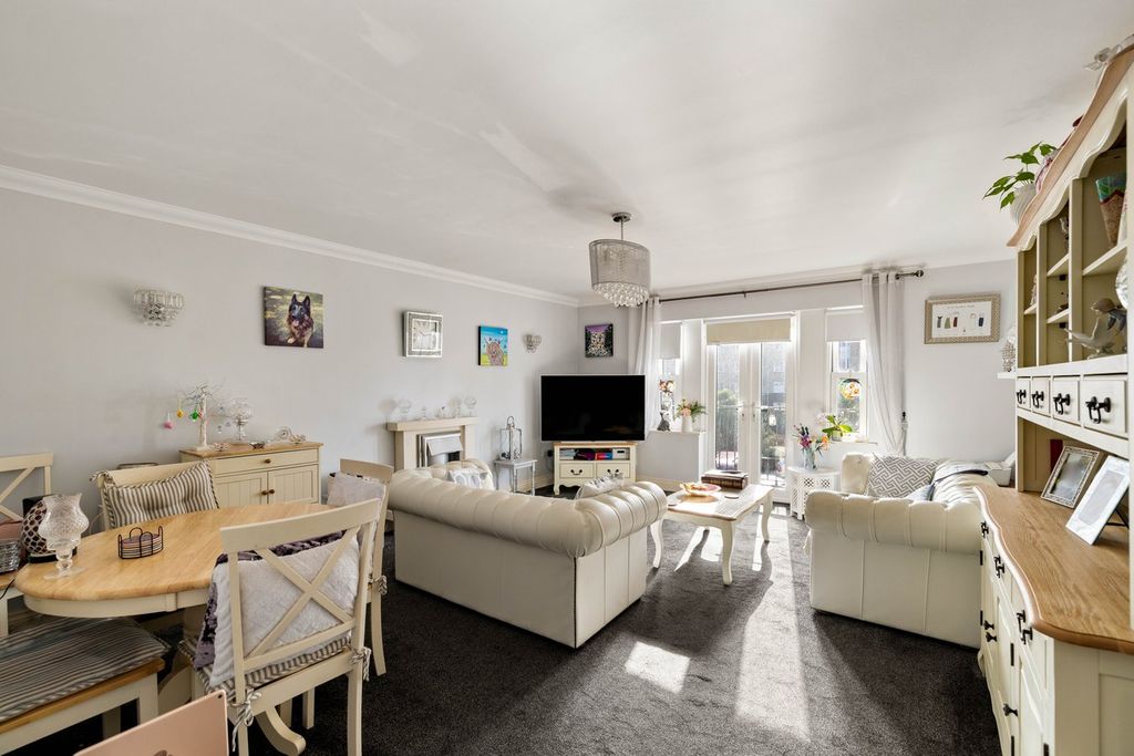 Property photo 3 of 17 Lounge/Diner