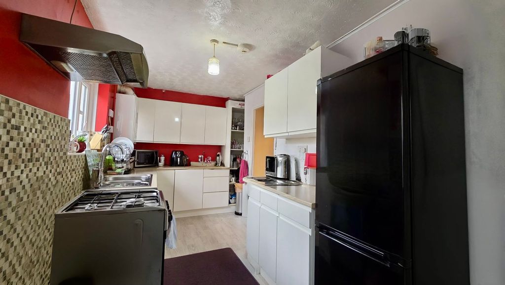 Property photo 3 of 6 Kitchen