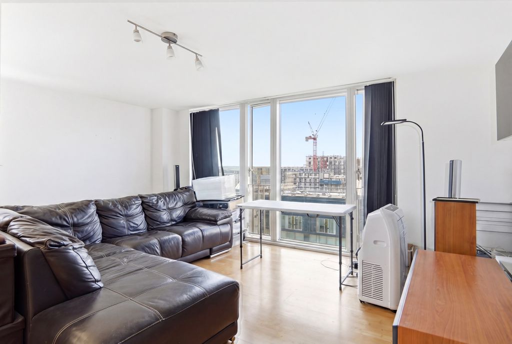 Property photo 2 of 16 Saxton001