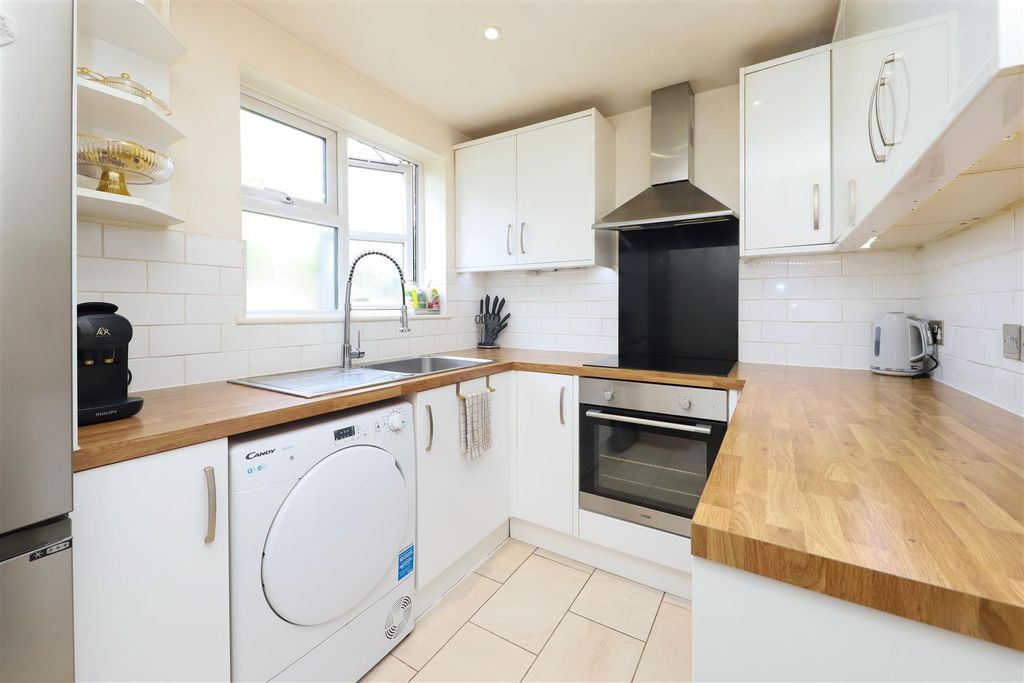 Property photo 2 of 9 Kitchen