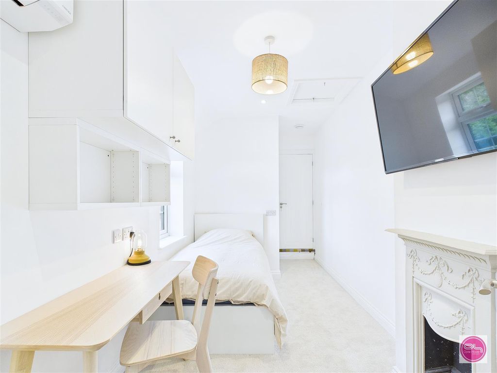 Property photo 2 of 20 Charnwood Road (7).Jpg