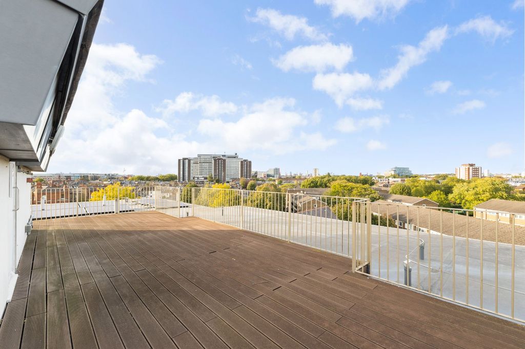 Property photo 2 of 15 Roof Terrace