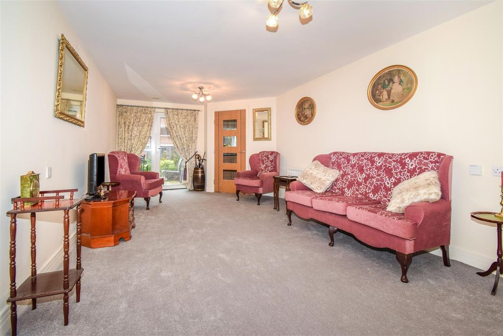Property photo 1 of 18 Living Room