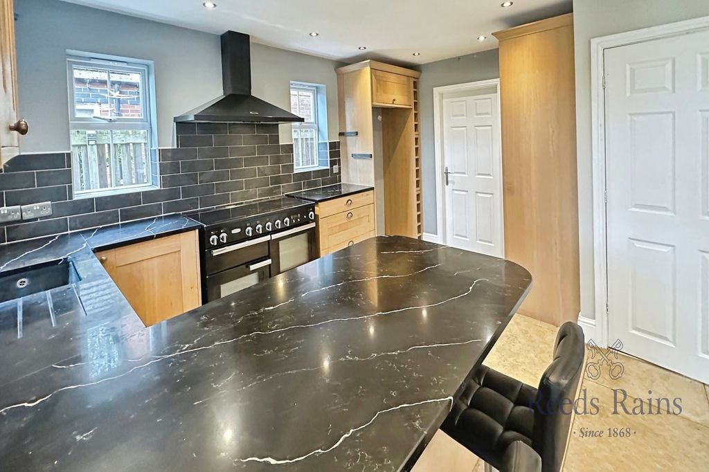Property photo 2 of 20 Kitchen