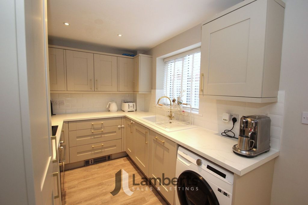 Property photo 3 of 21 Kitchen