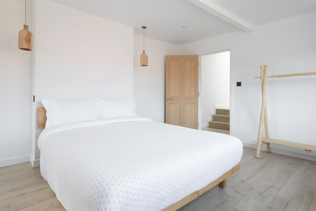 Additional image 18 of 2 bed flat for saleSeaview, Isle Of Wight PO34