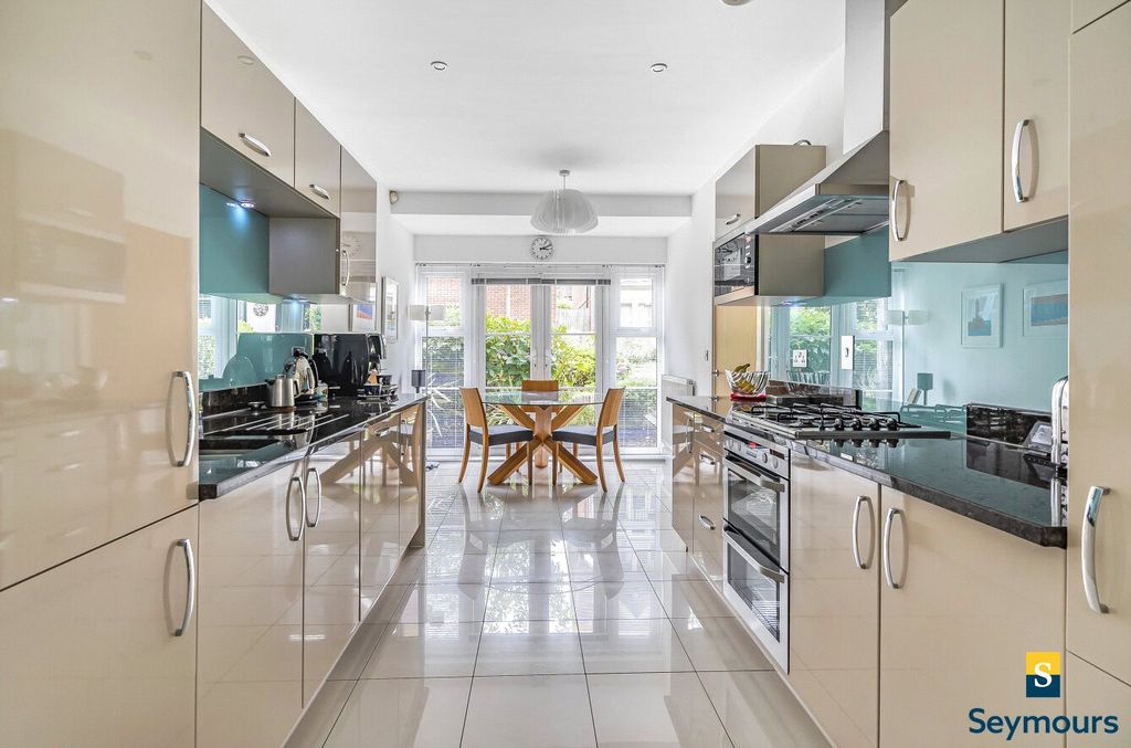 Property photo 3 of 18 Kitchen