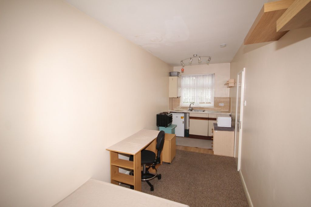 Property photo 1 of 4 Sudbury Heights Avenue, Greenford, Middlesex, Ub6