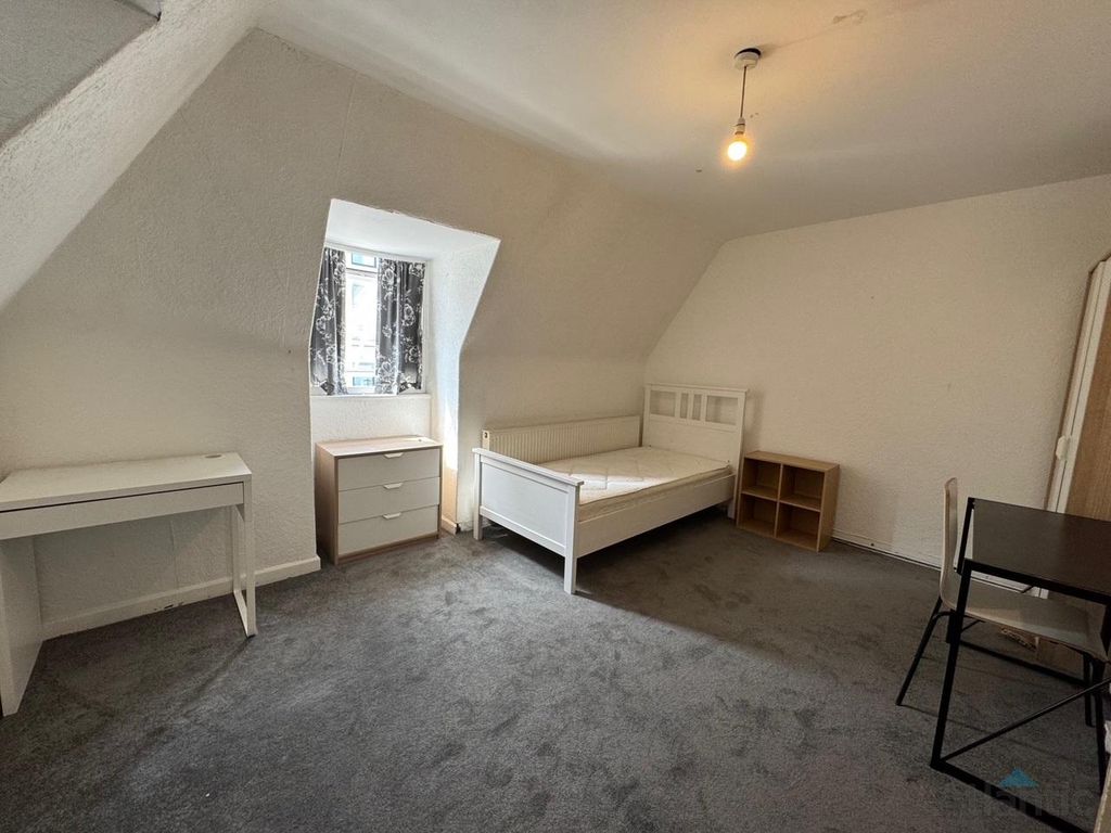Property photo 1 of 9 Large 3 Bedroom Flat