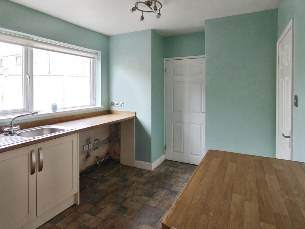 Property photo 3 of 19 Kitchen