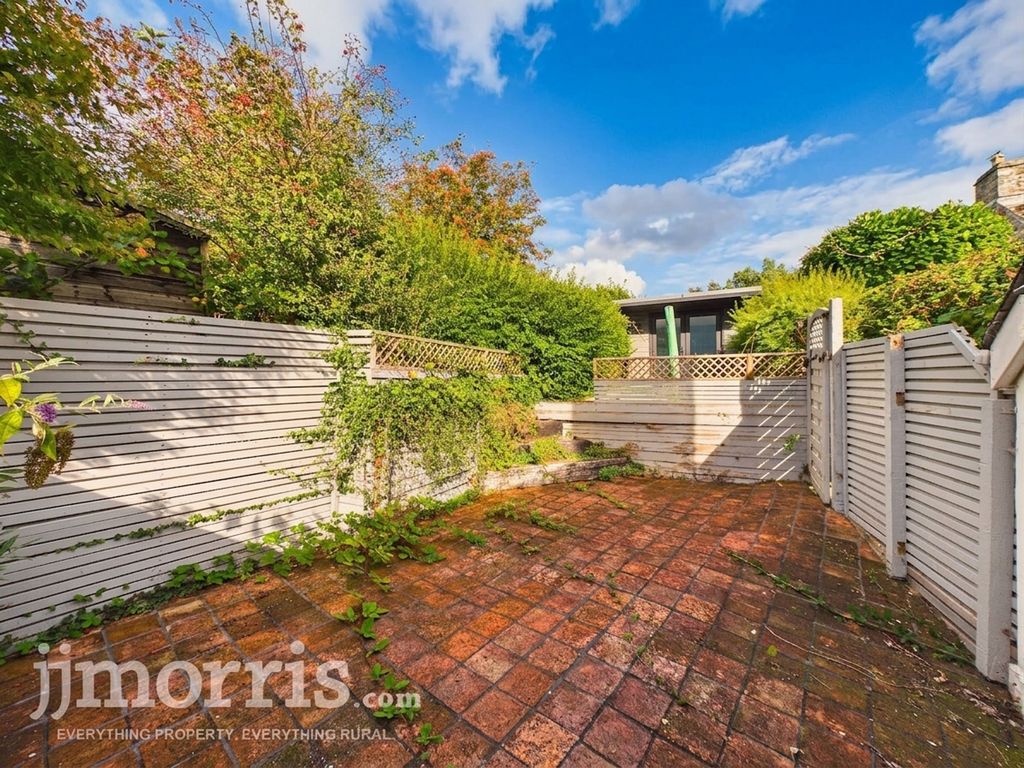Property photo 2 of 27