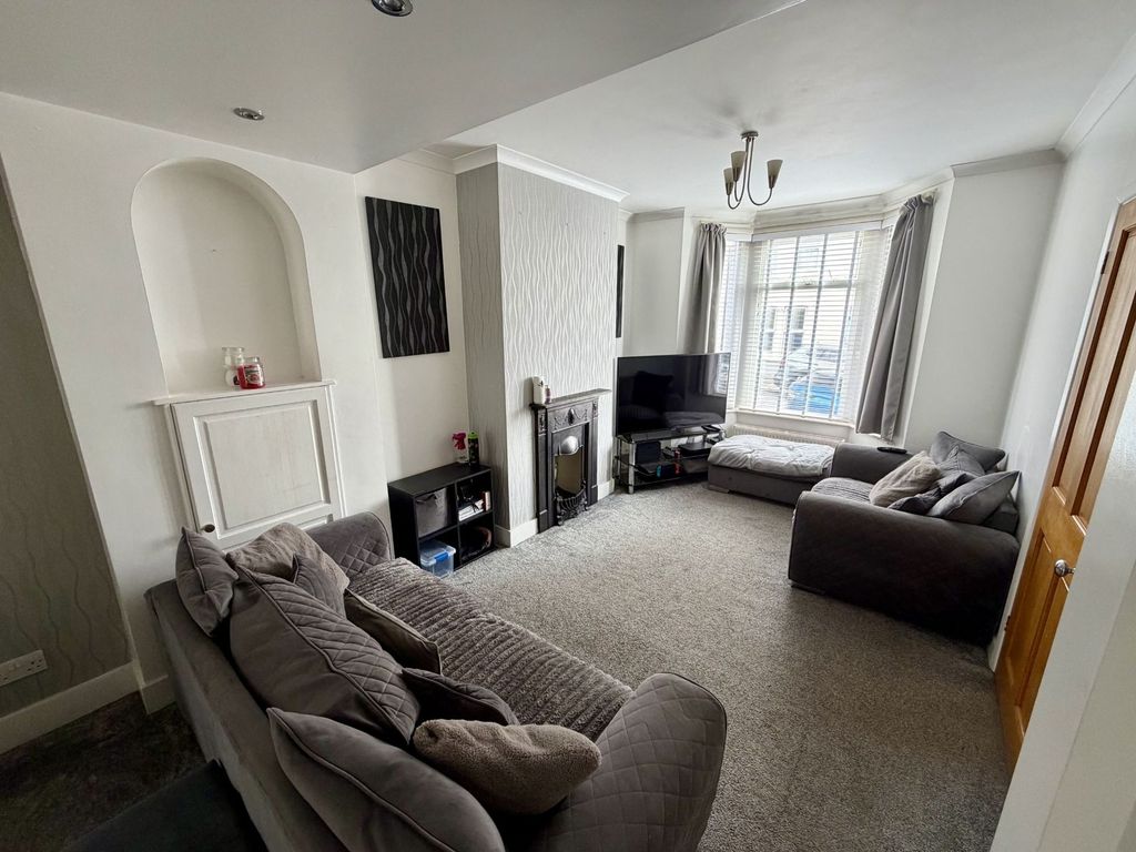 Property photo 2 of 11 Lounge