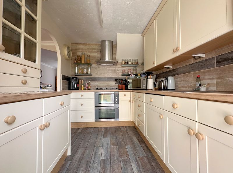 Property photo 3 of 19 Kitchen