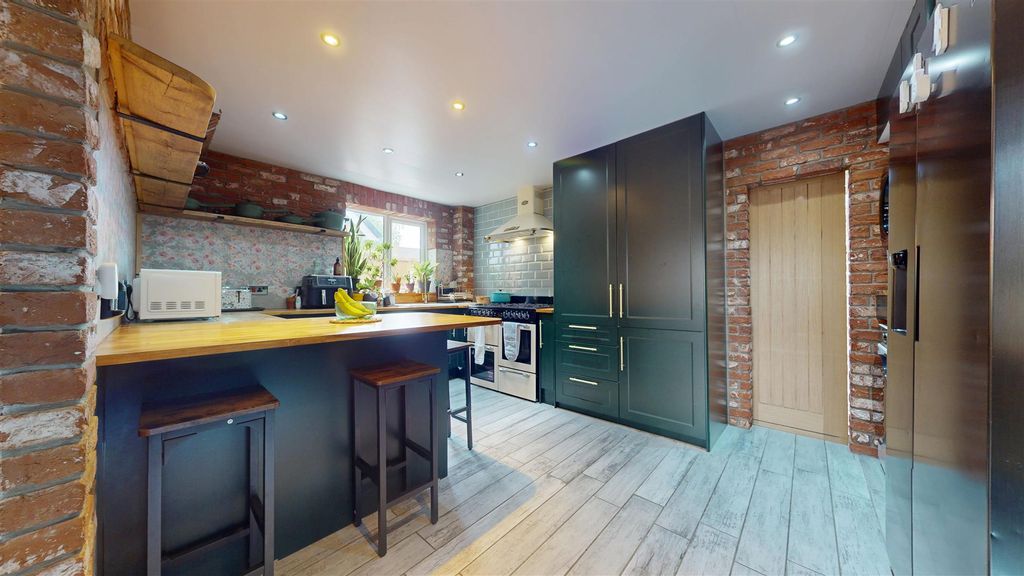 Property photo 3 of 24 Hoylake Grove Kitchen