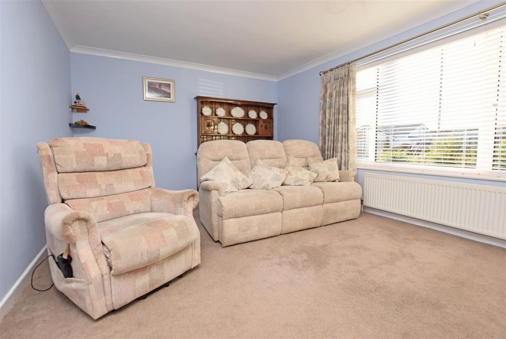 Property photo 3 of 28 Lounge V2.Jpg