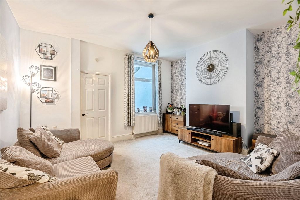 Property photo 3 of 23 Lounge