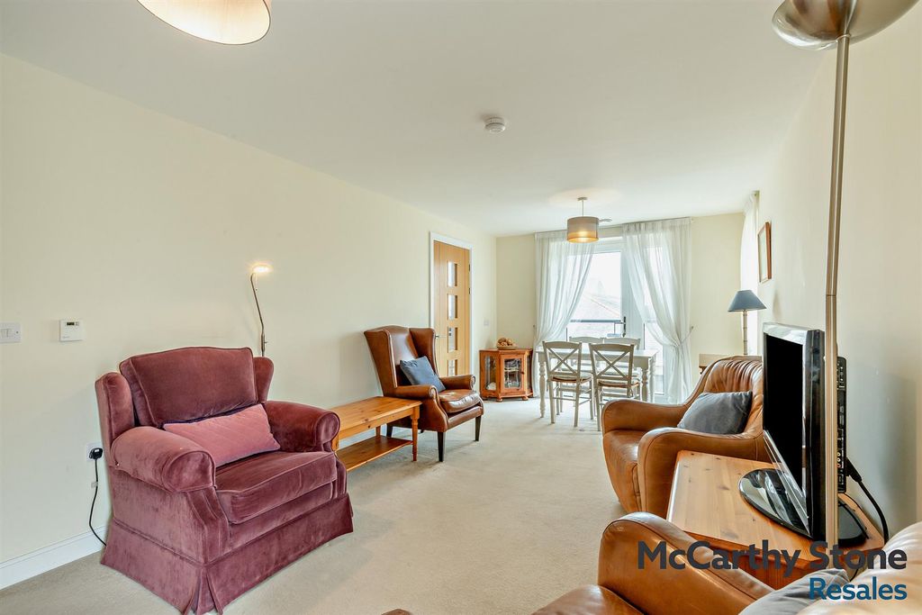 Property photo 3 of 26 8687460-Interior09-800.Jpg