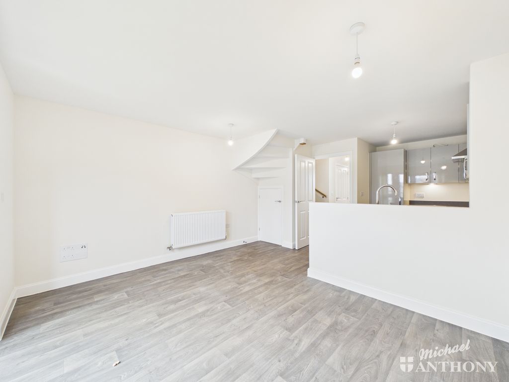 Property photo 3 of 18 Cam02773G0-Pr0409-Still003