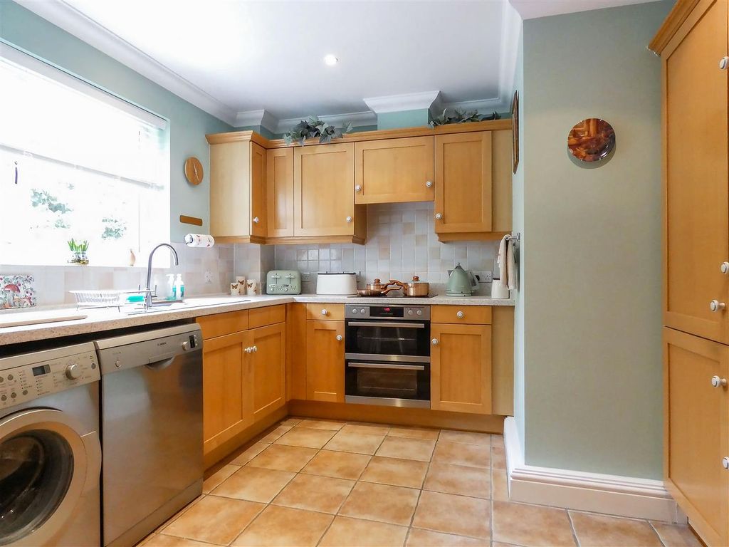 Property photo 3 of 16 Kitchen