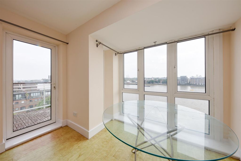 Property photo 2 of 20 St Davids Square .Jpg