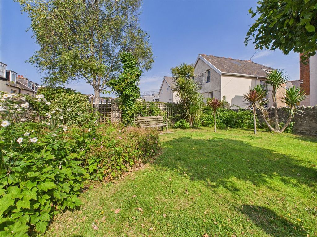 Property photo 2 of 27 Garden