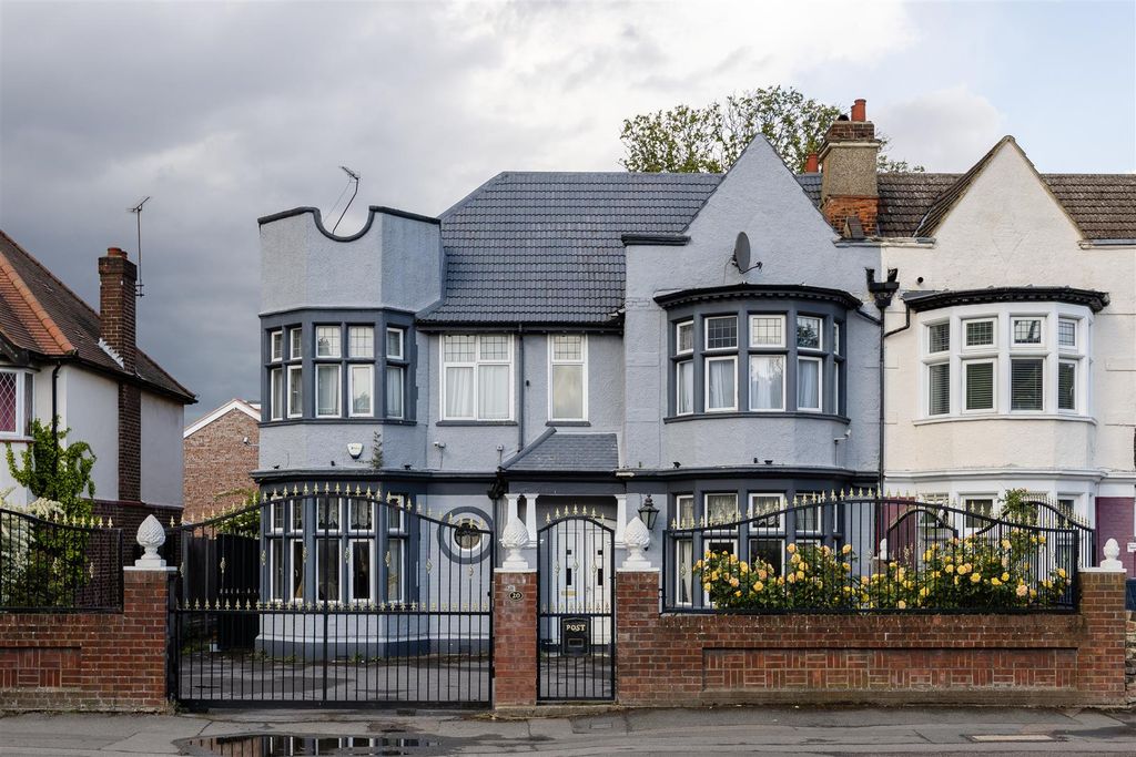 Property photo 1 of 46 Aldersbrook Road, E12