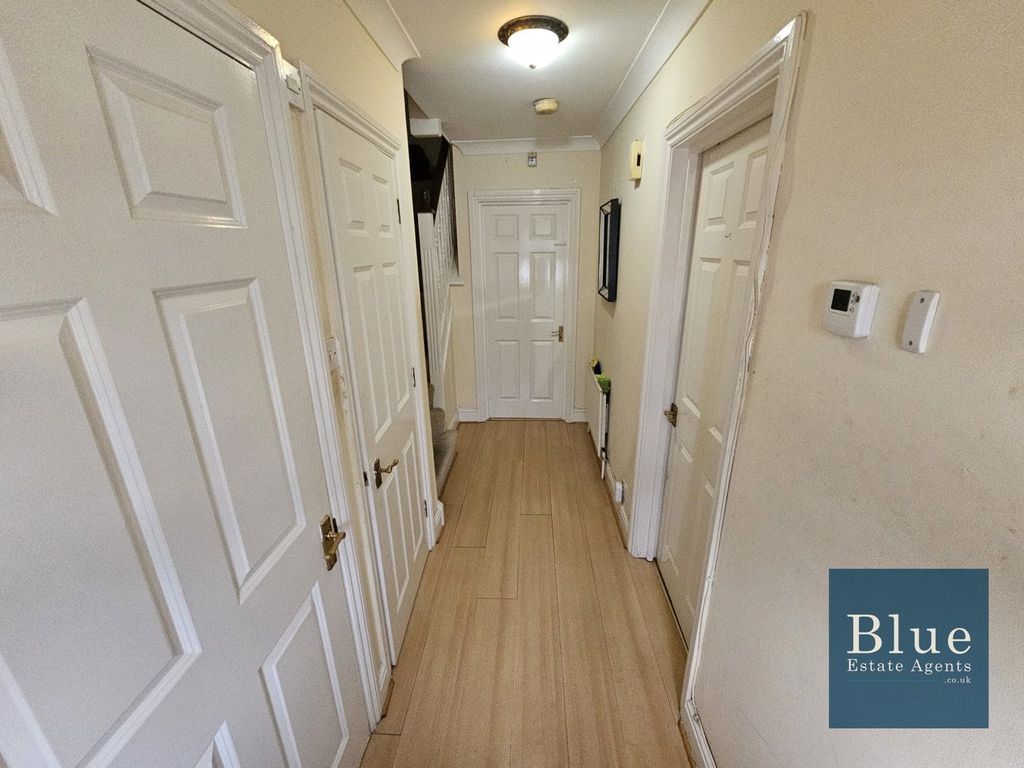 Property photo 2 of 21 Hallway