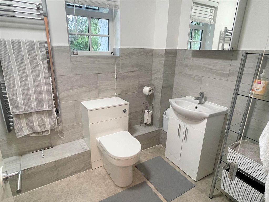 Property photo 3 of 11 Bathroom