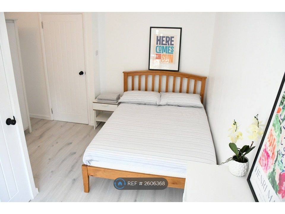 Property photo 1 of 8 En-Suite Double Bedroom