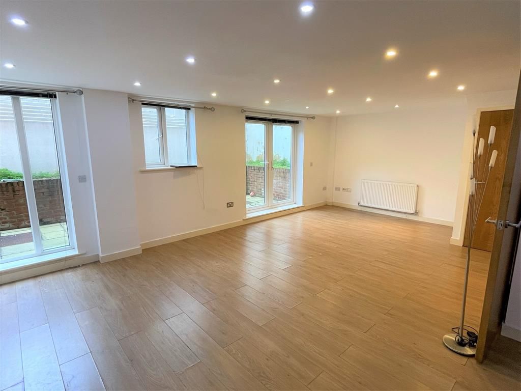 Property photo 1 of 7 Lounge
