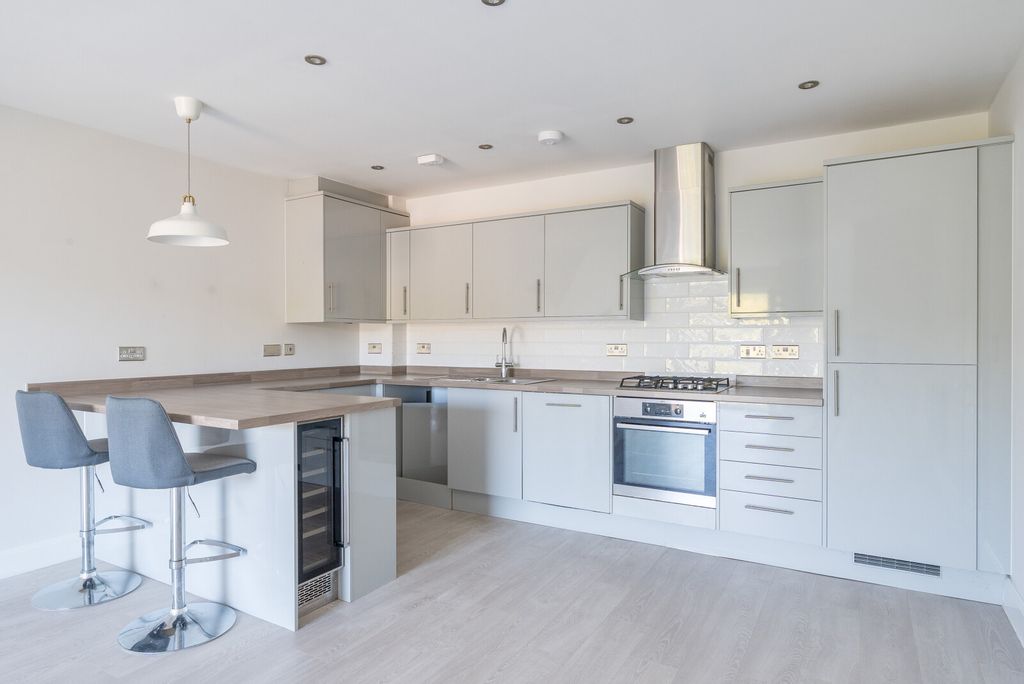 Property photo 2 of 17 1350024-8-68Bfe93...