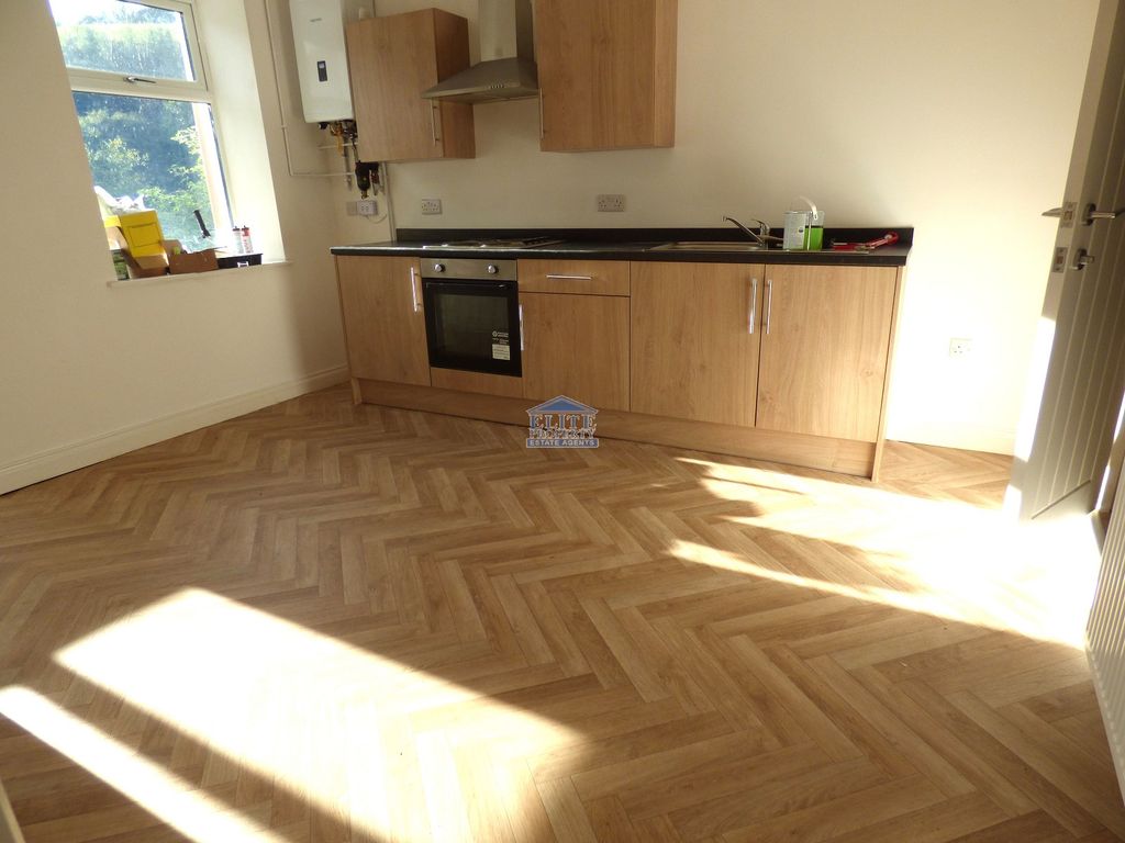 Property photo 2 of 8 Kitchen