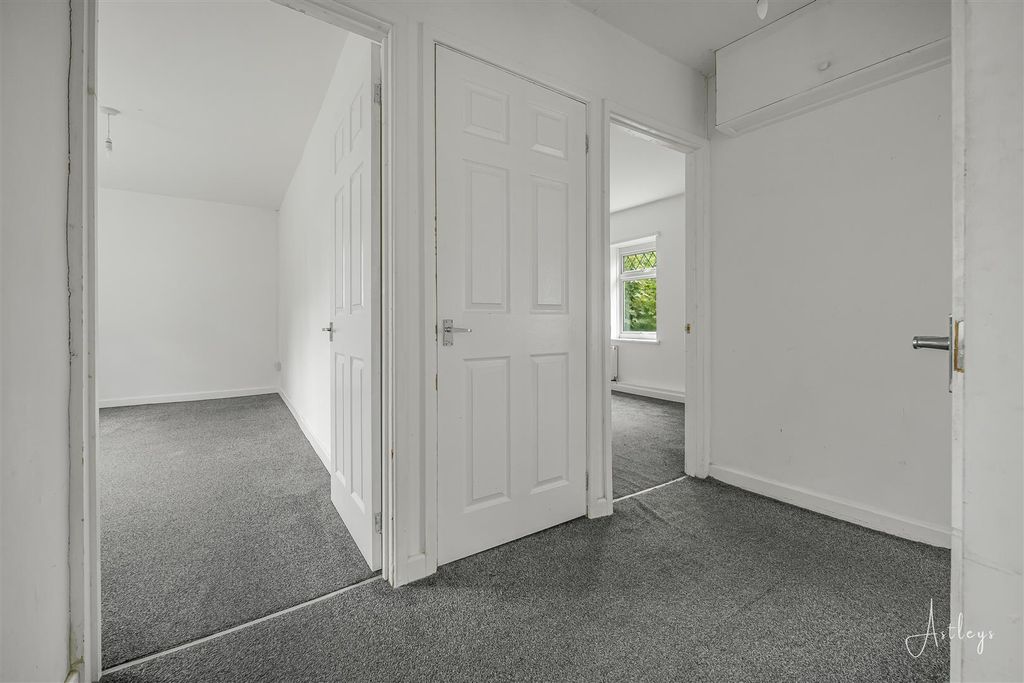 Property photo 3 of 13 Landing
