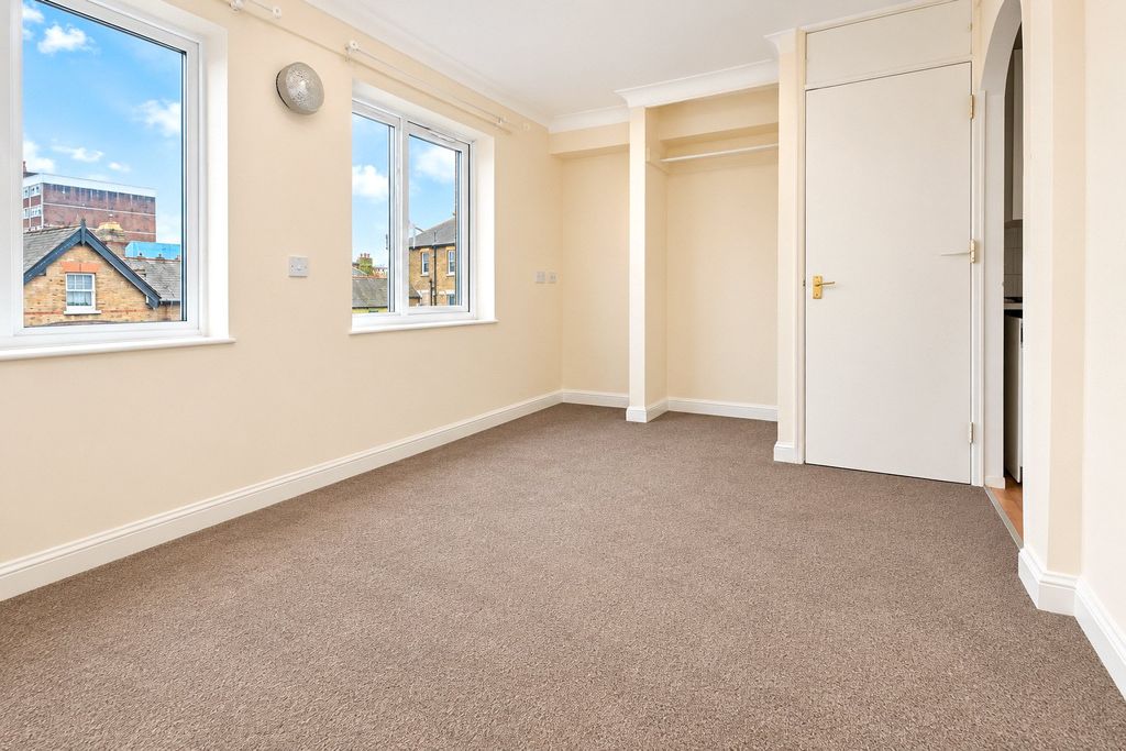 Property photo 2 of 6 Bedroom